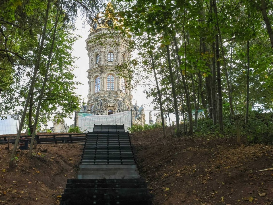 На Певческом поле в Подольске строят лестницы к Знаменской церкви и кургану