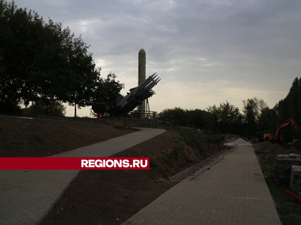 Приступили к установке сцены: в Дзержинском продолжают обновлять сквер Громцева