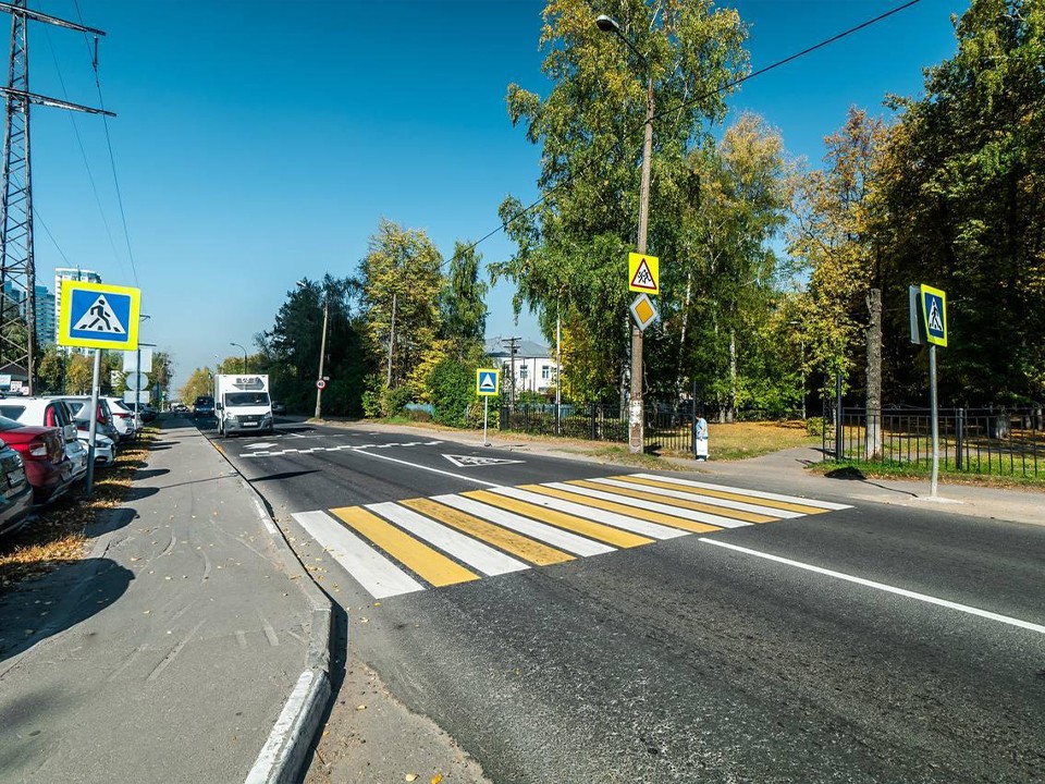 На дорогах Королева отремонтировали знаки и светофор