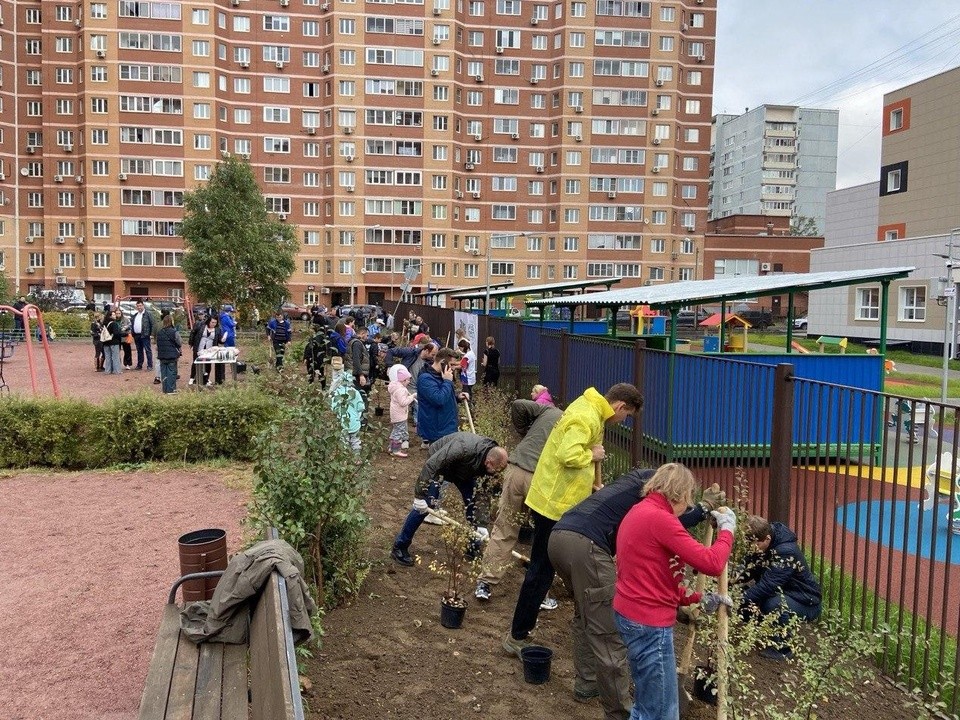 В Лобне высадили 280 кустарников в рамках экологической акции