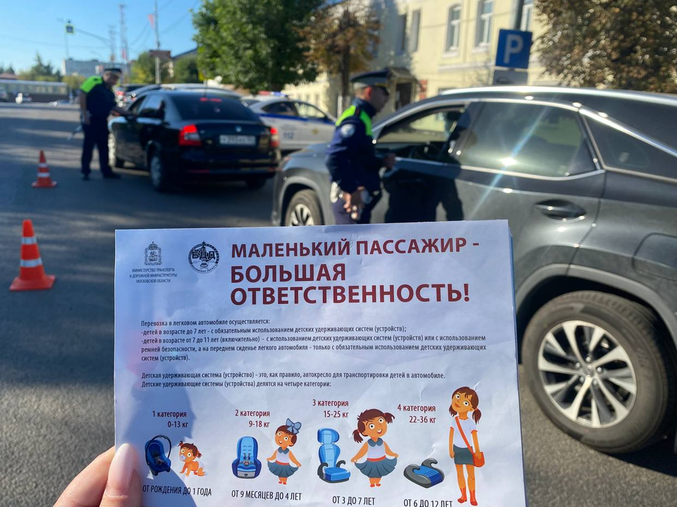 Госавтоинспекторы проверяют, правильно ли горожане перевозят детей в машине