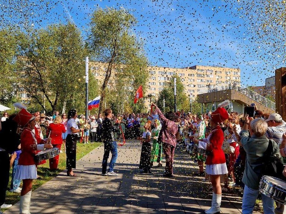 В Центральном парке Лобни открыли Аллею славы с фотографиями и историями жителей, прославляющих родной город