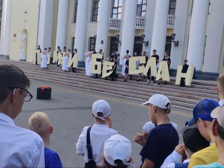 Воспитанники семейного центра им. Мещерякова почтили память жертв терактов минутой молчания