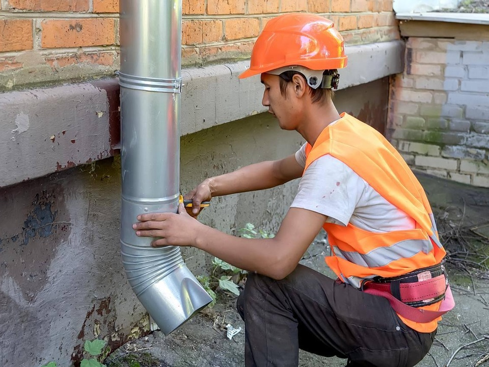 В Климовске на улице Мичурина по просьбам жителей отремонтировали водосток на доме