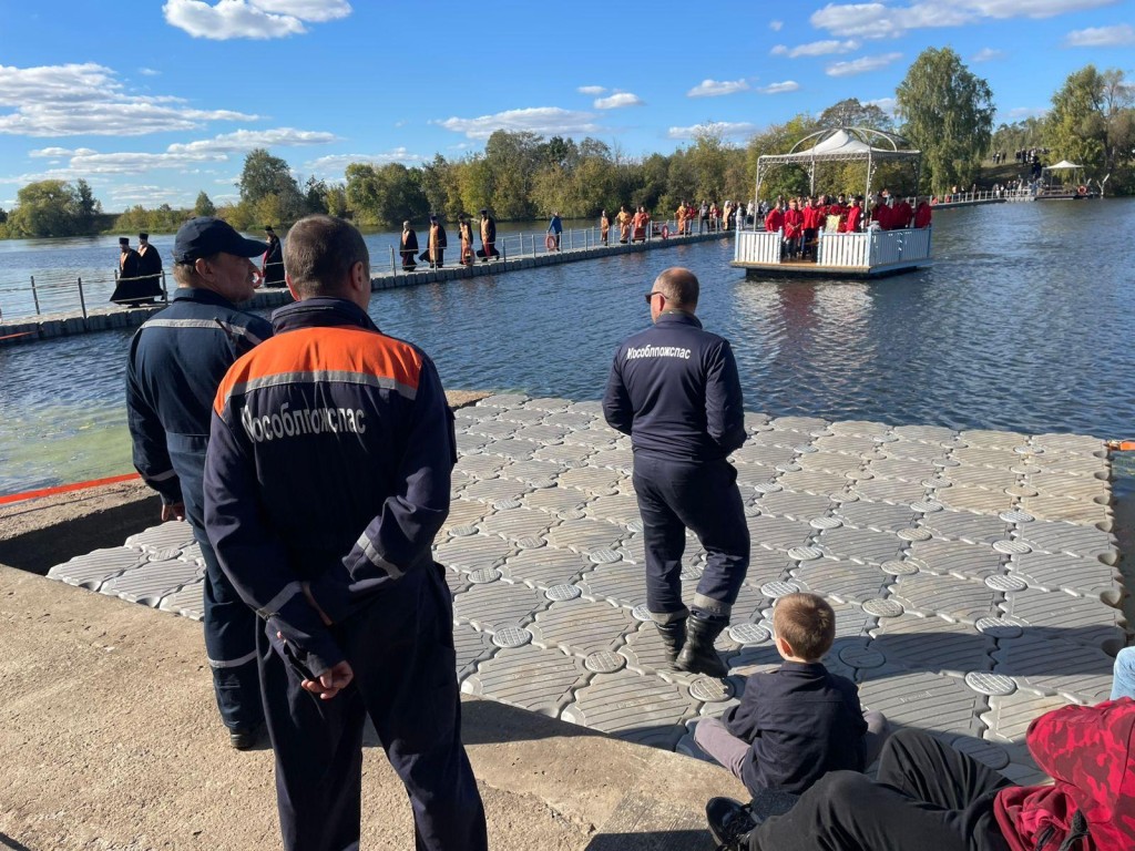 Спасатели обеспечили безопасность во время проведения Елизаветинского крестного хода