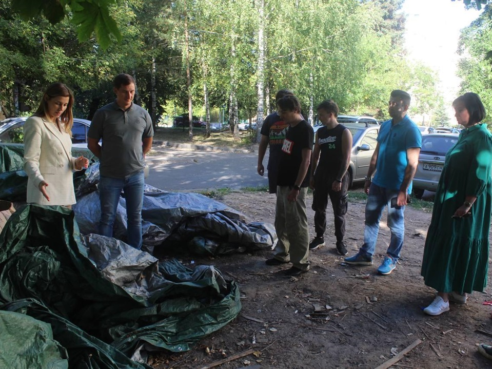 Жильцы дома на улице Полевой пожаловались на строителей, оставивших горы мусора