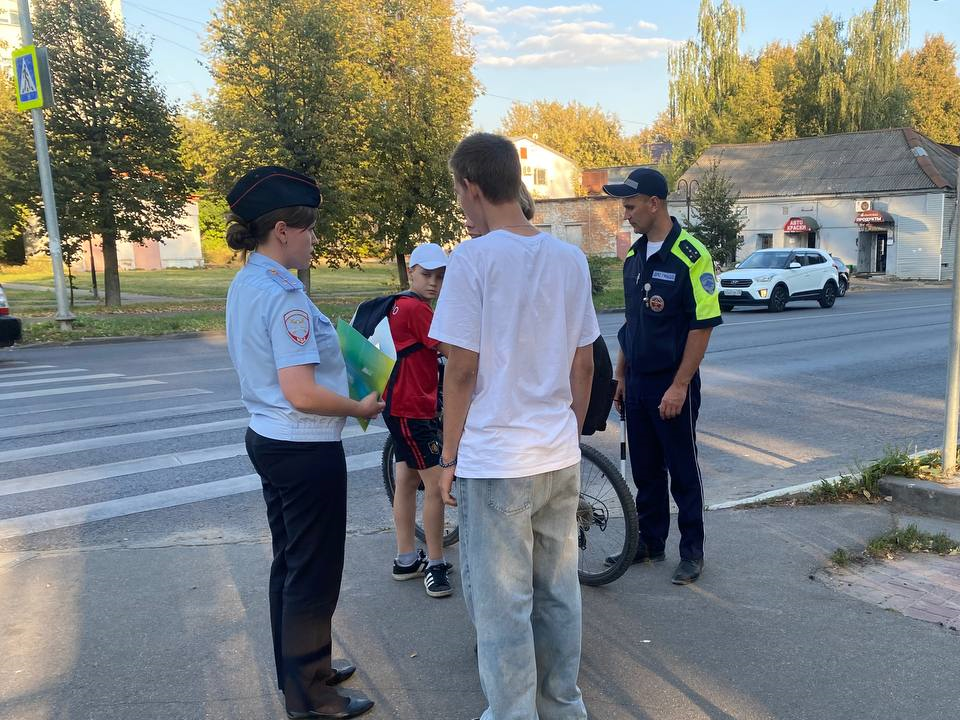 Госавтоинспекторы Протвина напомнили пешеходам о необходимости использования световозвращающих элементов