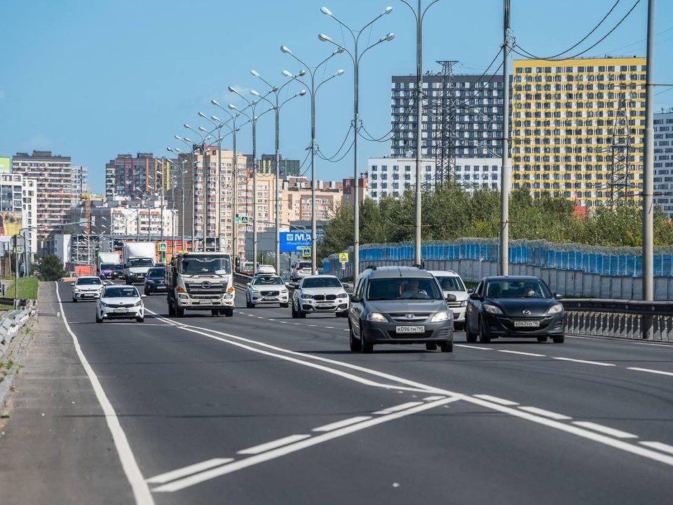 Подмосковных водителей предупредили об опасностях на дорогах в жаркую погоду