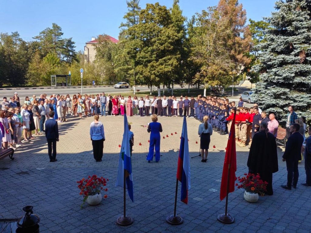 В Дубне почтили память жертв теракта в Беслане на траурном митинге