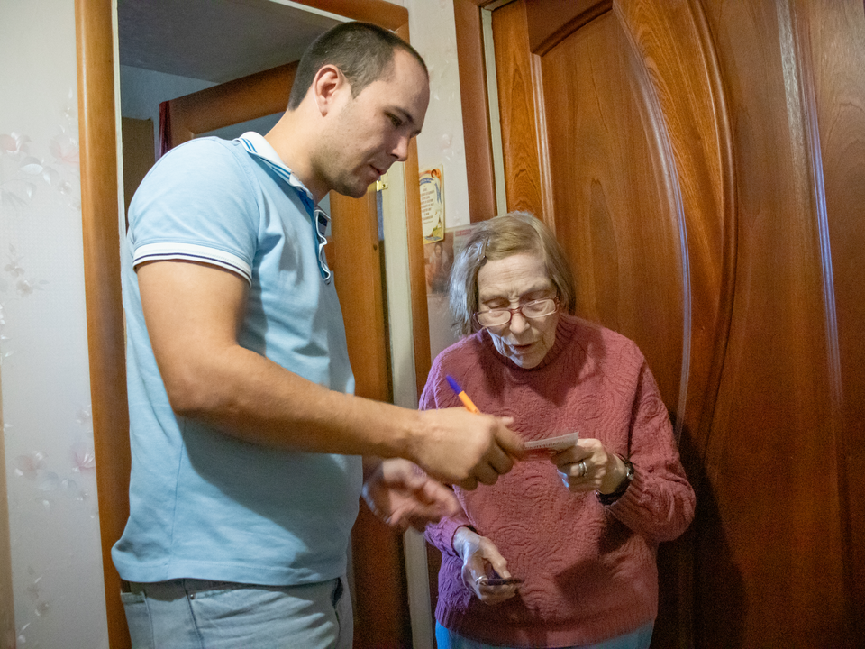 Одинокой пожилой жительнице Дзержинского помогут сделать ремонт в квартире