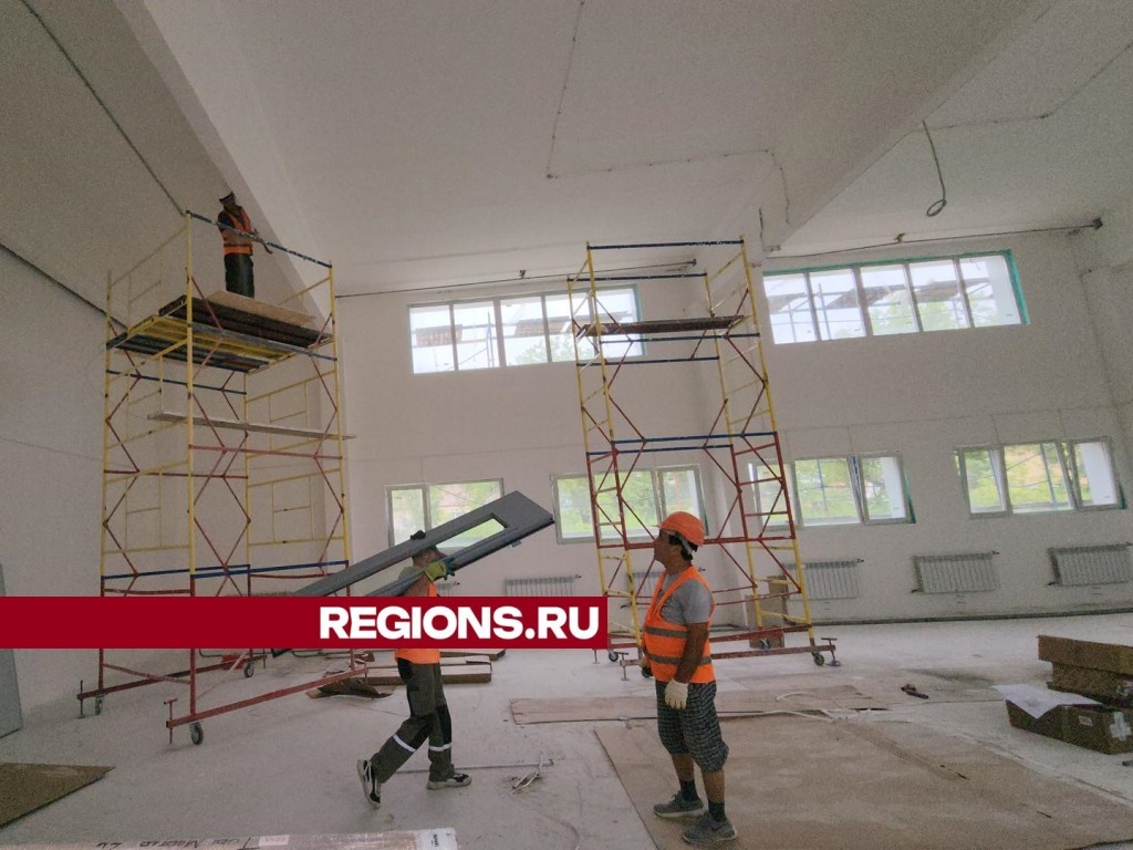 В актовом зале школы №11 Большого Серпухова монтируют сцену