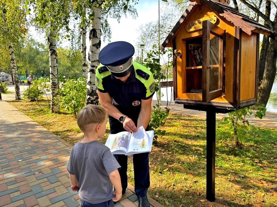 Полицейские добавили книги по правилам дорожного движения в пункты кроссбукинга в парке «Сказочный»