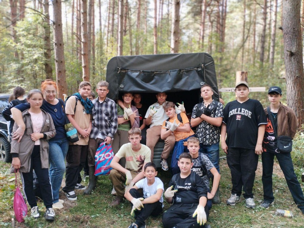 Дмитровчане в Орудьевском лесу убрали старую древесину и организовали места для отдыха