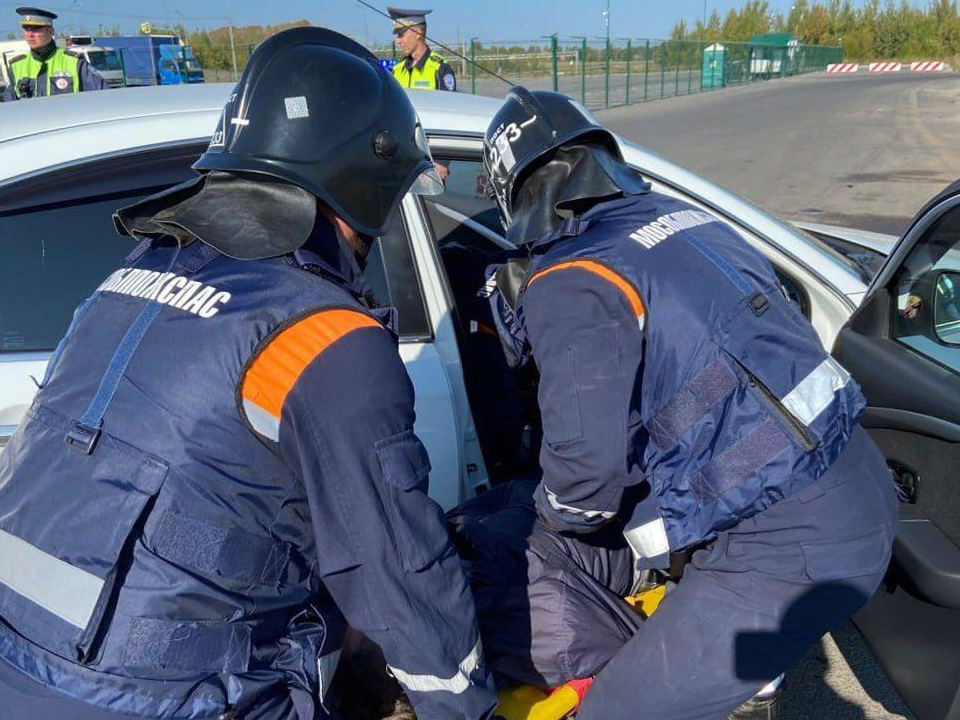 Спасатели вытащили водителя легковушки из зажатого после ДТП автомобиля