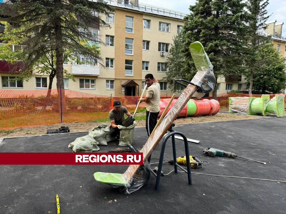 Новую большую детскую площадку начали устанавливать в Восходе по губернаторской программе