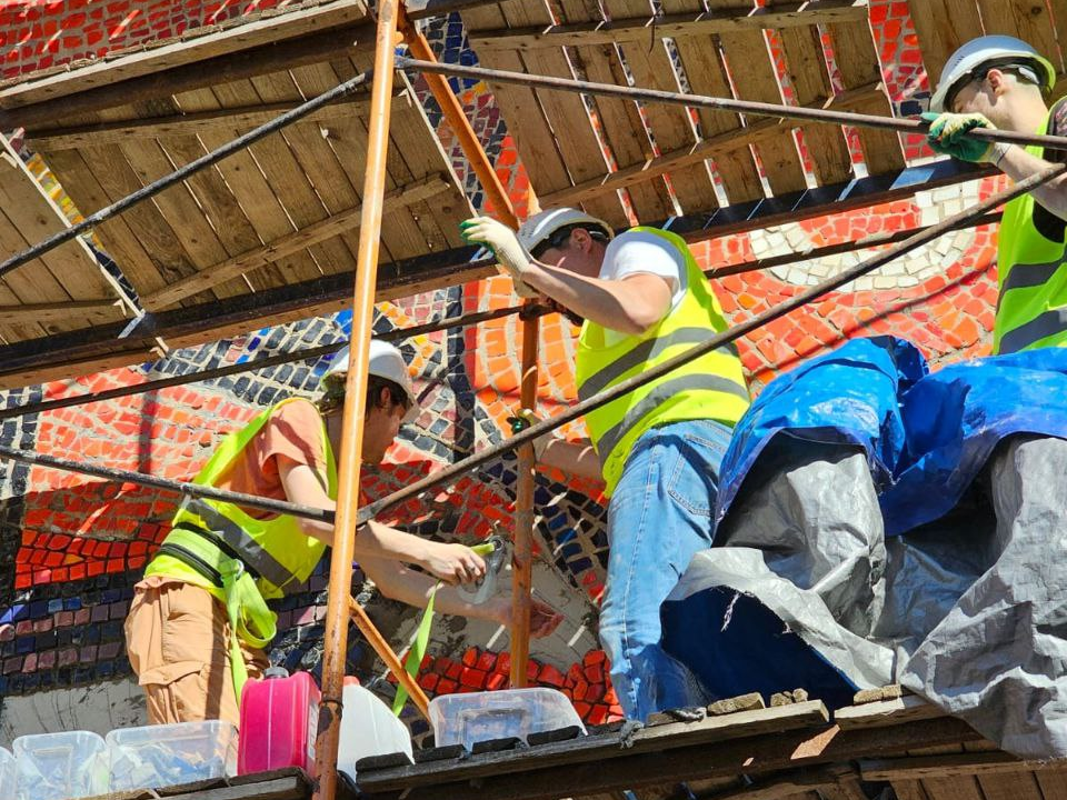 Реставрацию мозаики на корпусе бывшего Шелкового комбината завершат до конца июля