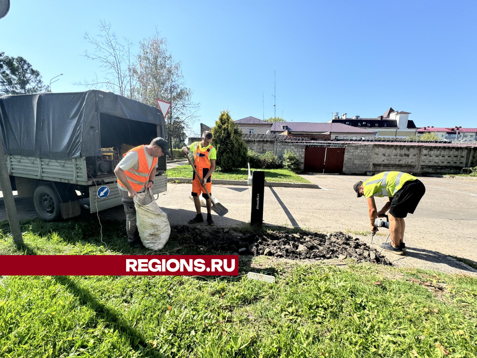 Около здания прокуратуры в Шаховской заделали ямы на дороге