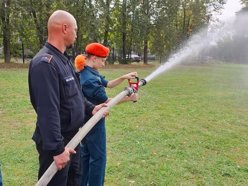 Малинским школьникам показали, как тушить пожар