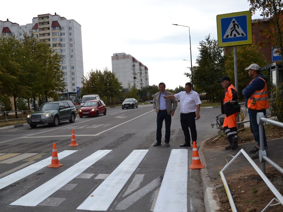 На улице Победы обустроили пешеходную дорогу, а в Беличьем парке - тениисный корт