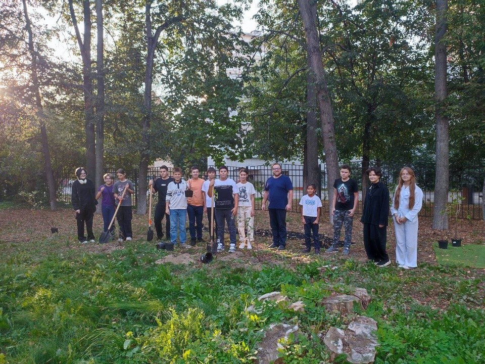 Школьники из Котельников создают сад вокруг новой школы искусств