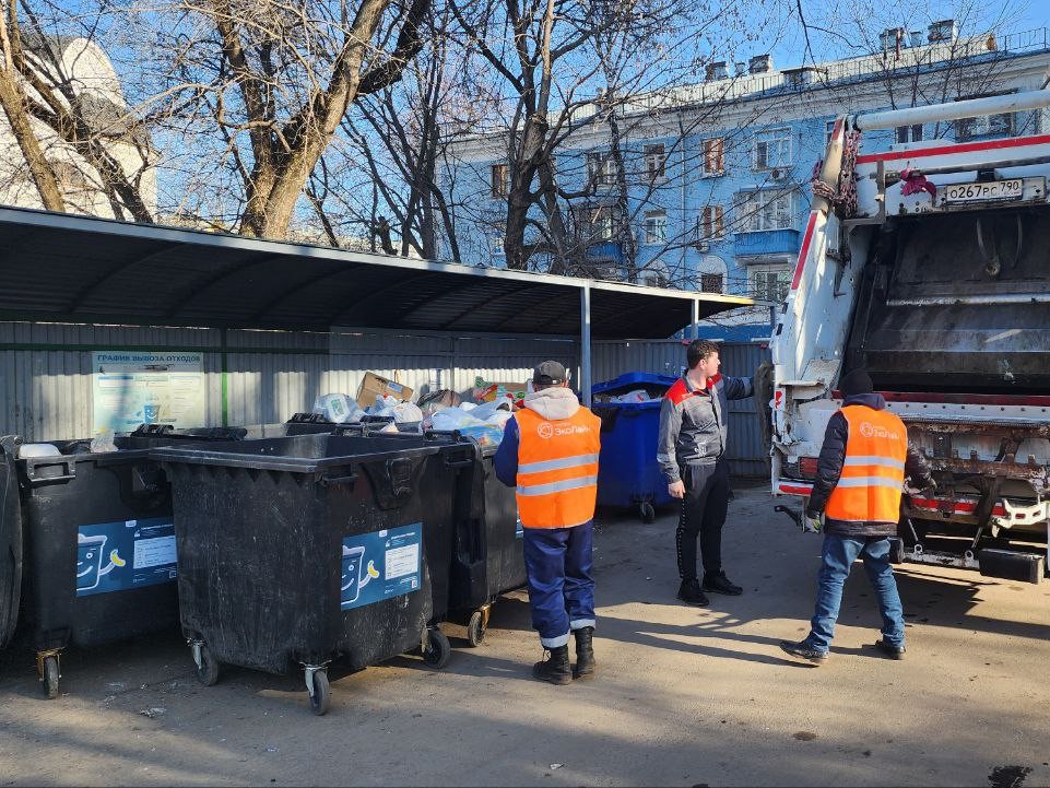 Мусоровоз застрял на пути к контейнерной площадке из-за припаркованных вдоль дороги авто