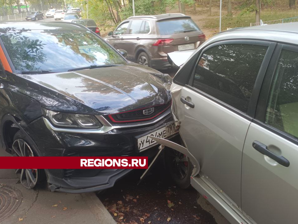 «Думали, беспилотники, а там ДТП»: очередной каршеринг протаранил три машины в Дзержинском