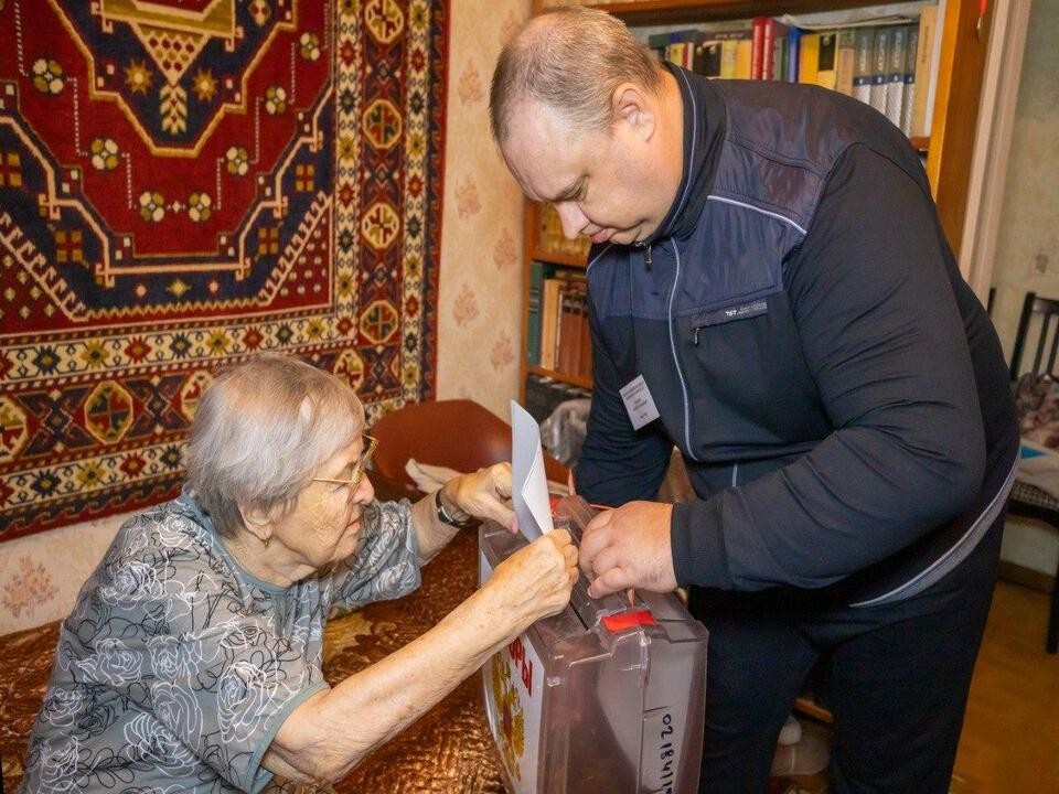 Ветеран Великой Отечественной войны приняла участие в голосовании на выборах в Совет депутатов