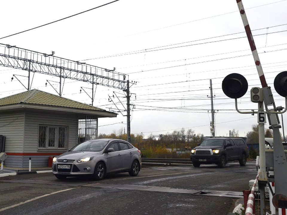 В Подмосковье ограничат движение транспорта на трех железнодорожных переездах