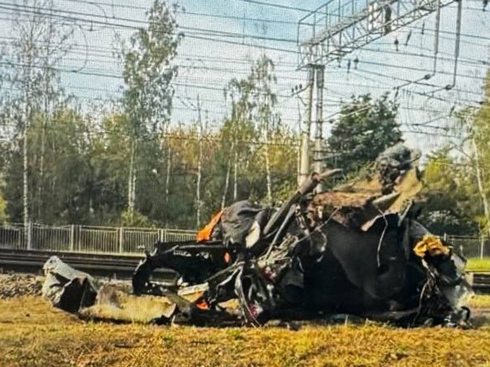 Поезд снес машину на переезде около Быкова