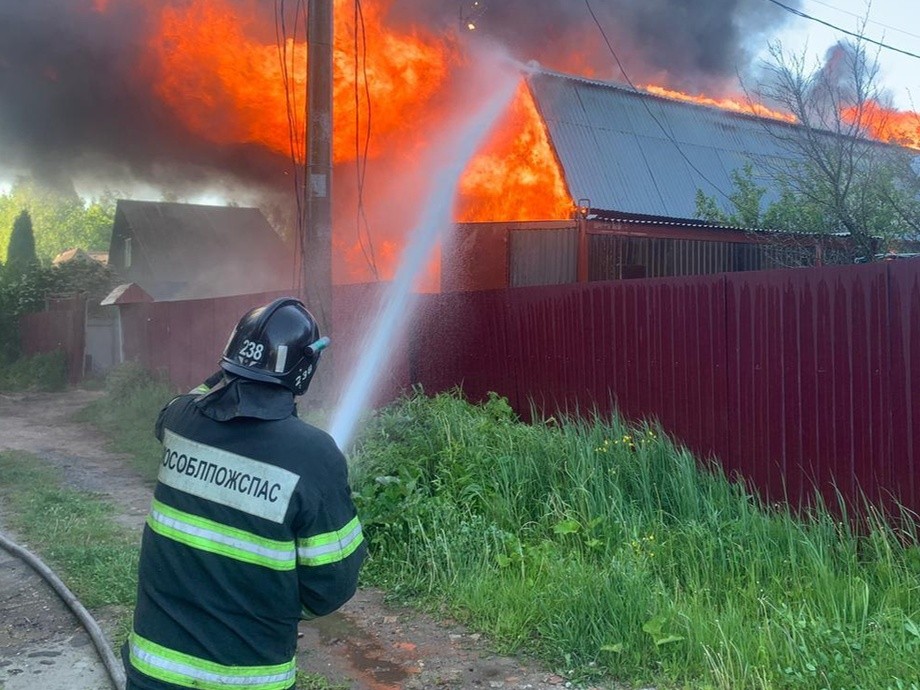 Житель округа поблагодарил пожарных за спасение дома