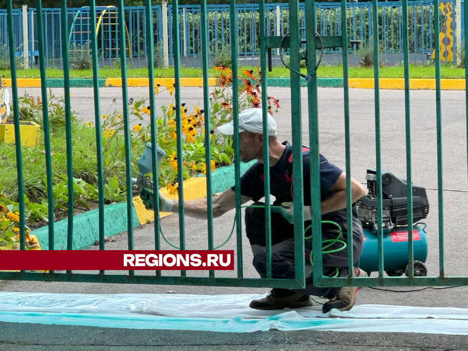 В детском саду «Одуванчик» в Восходе обновляют забор