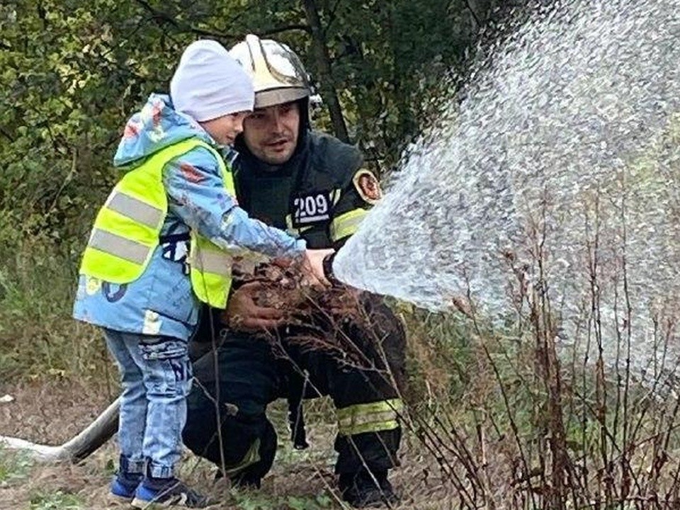 Дошколята Воскресенска попробовали себя в роли спасателей