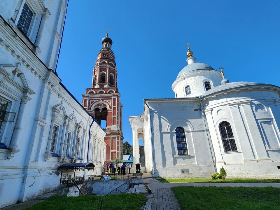 В память 20-й годовщины теракта в Беслане на Соборной площади Бронниц выпустили в небо белых голубей