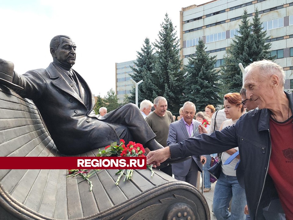 На новом памятнике советскому биологу сотрудники Биокомбината определили «волшебные» места