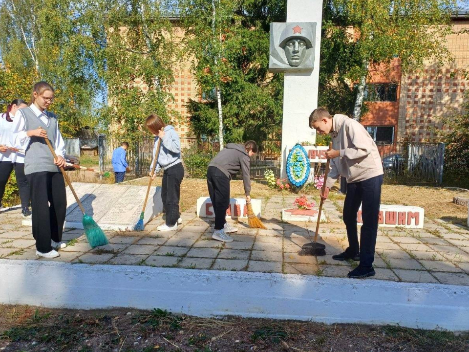 Школьники из Старониколаево навели порядок на территории братской могилы