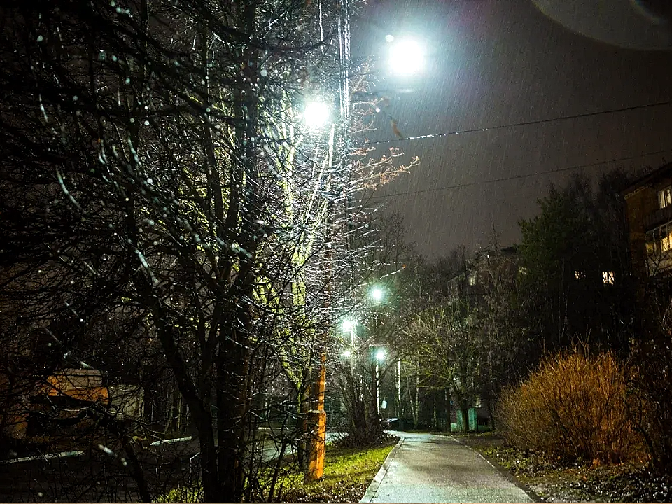 На пешеходной дорожке до проспекта Науки установят новое освещение