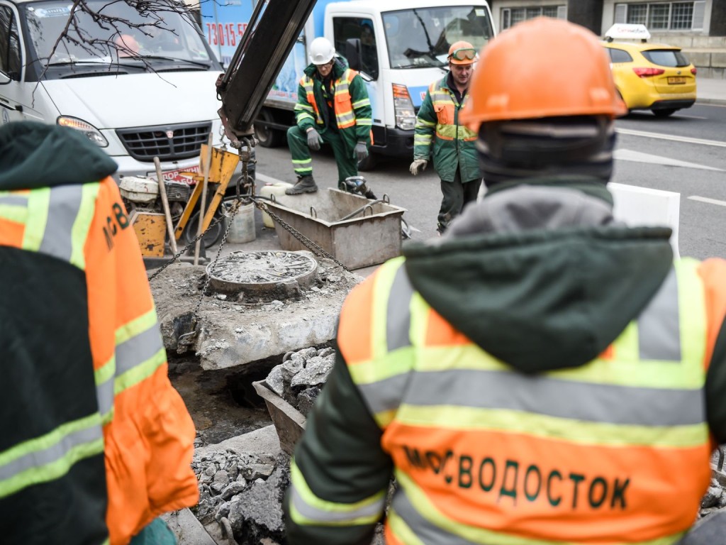 Специалисты прочистили ливневки на Московской улице