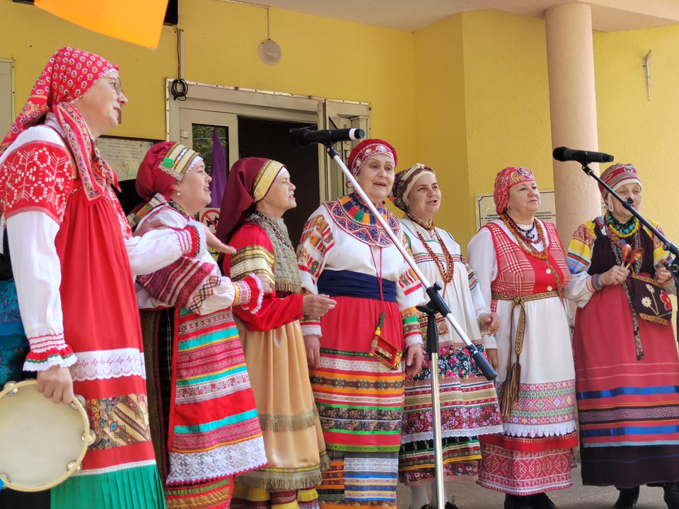 Традиционные костюмы и напевы, конкурсы и угощения: в Архангельском отметили День поселка