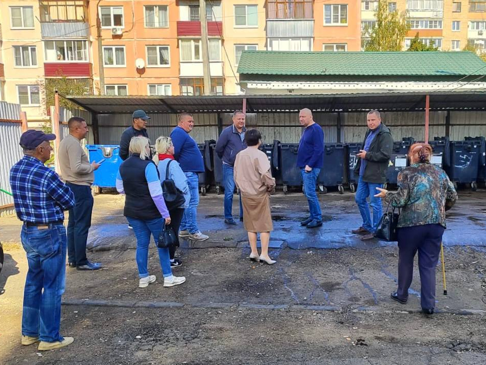 Подходы к контейнерной площадки на Вишневом бульваре заасфальтируют