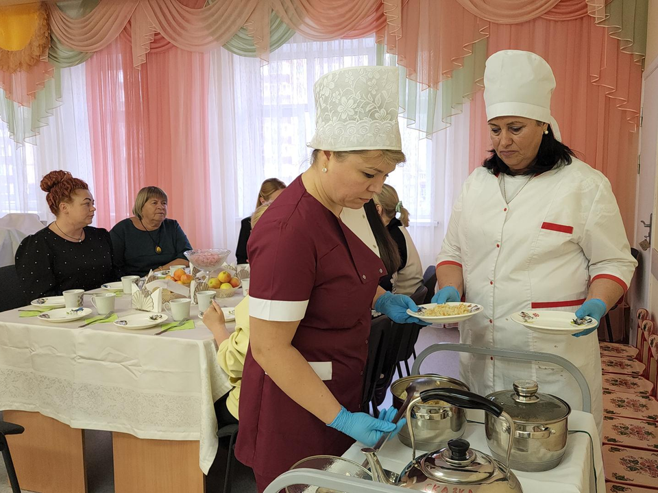 Родители детского сада в поселке Свердловский попробовали, чем питаются их дети