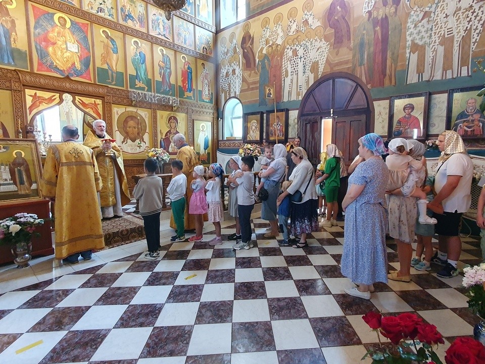 Десятки семей помолились перед началом учебного года в Знаменском храме