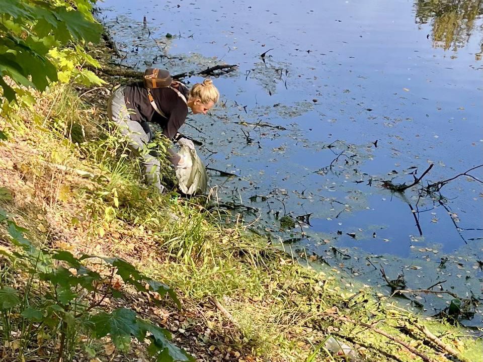 Около 200 рыб «заселились» в Хлебниковском пруду в Долгопрудном