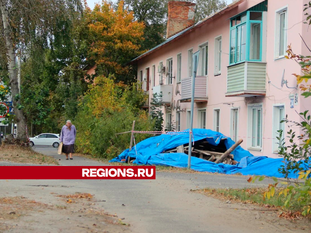 Все по правилам: у дома №34 по улице Смычка после замечаний жителей установили ограждение опасной зоны