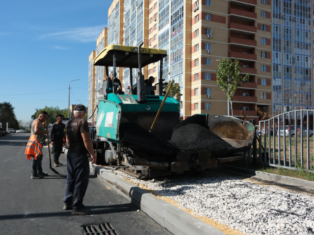 Асфальтирование тротуара завершают на улице Ленина в Лыткарине