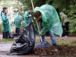 Сотрудники «Шаховского ДК» провели субботник