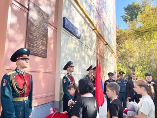 Мемориальную доску открыли в годовщину трагедии на Откябрьской, 10 в Балашихе