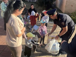 В Егорьевске полицейские передали детям гуманитарную помощь