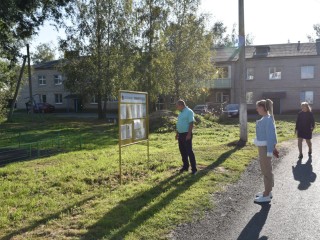 Мусор во дворах и на детских площадках убрали в деревне Кульпино