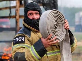 Огнеборцев из Подмосковья направили в ЛНР, где бушует пожар