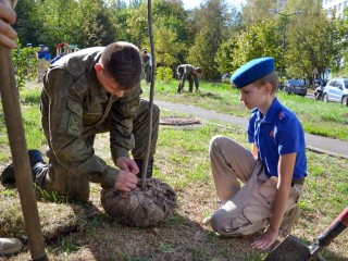 Набережную городского пруда озеленили под звуки военного оркестра